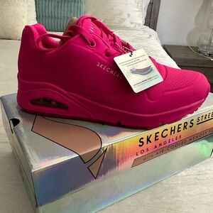 NEW women’s Skechers sneakers size 9